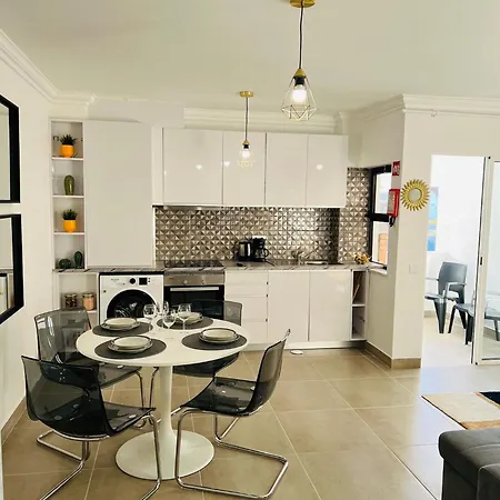 New Flat Surround By Beaches. Daire *
